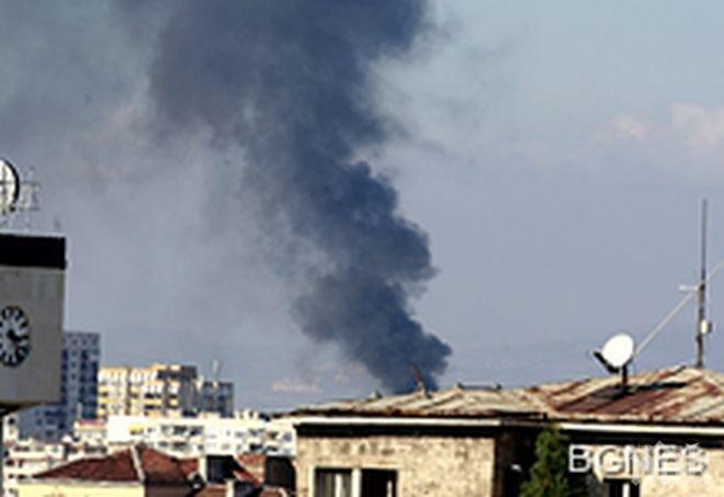 Черен облак дим задуши софиянци