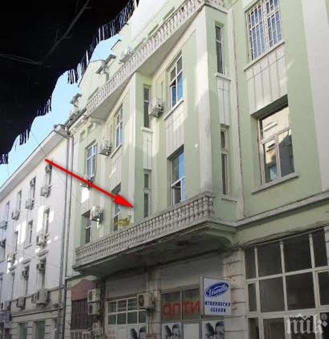 Хвърлиха съмнителни бутилки по централата на ДПС в Бургас, подозират опит за палеж (снимки)