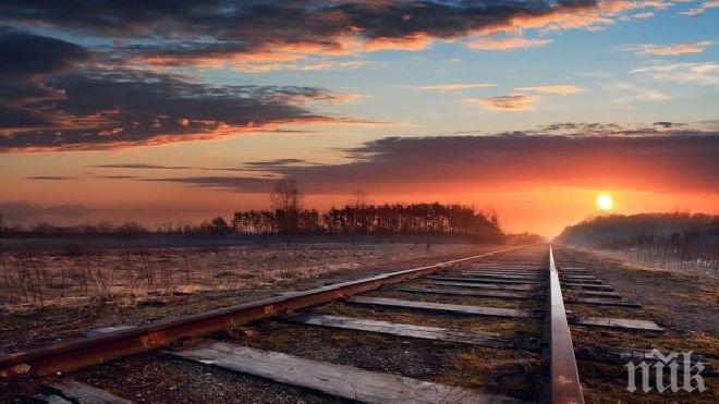 Кървав ад! Влак помете фотографи, снимащи залеза 
