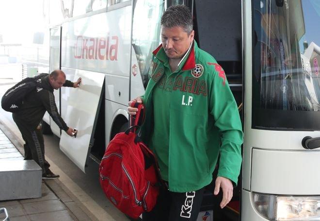 Опашка на летището в Осло отложи тренировката на националите