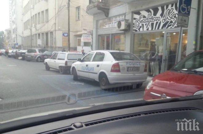 Наглост! Патрулка превзе инвалидно място до Първо районно в Бургас
