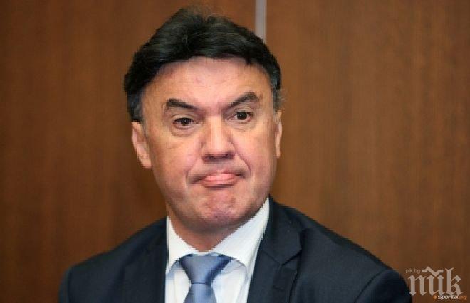 Боби Михайлов на летище София: Бъркаха се в работата на националния отбор, не искам да съм като тях

