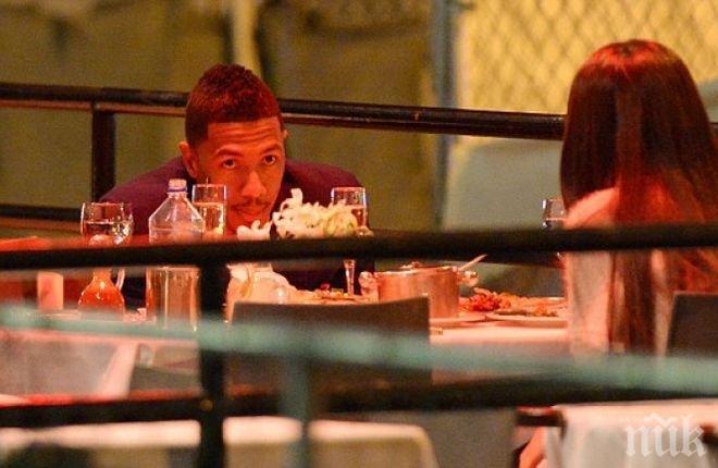 Ник Кенън смени Марая, спипаха го със сексапилна брюнетка