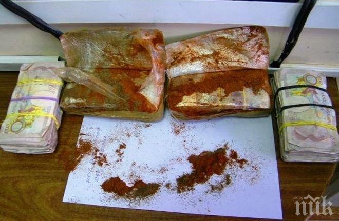 Митничари хванаха пачки с пари, скрити в пипер