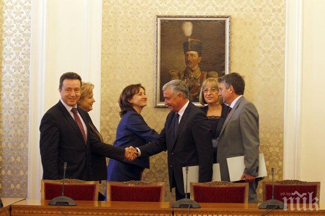 Невероятно! Вече четири часа се точат преговорите между ГЕРБ и БСП! Какво ли ни готвят?