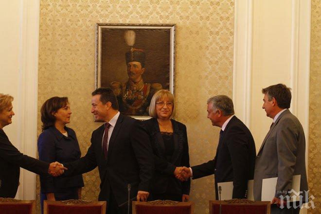 ПЪРВО в ПИК! Шок! БСП и ГЕРБ разговарят вече 110 минути! Готвят ли се за „широка коалиция“?