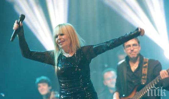 Даряват Лили Иванова с мед в Шумен