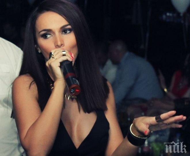 Шок! Алисия се сбабичоса! Има пачи крак около очите (снимка)