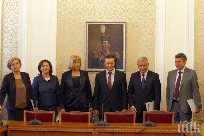 Герберки чакат тримата „другари“ от БСП за преговори, Захари Георгиев върви като отцепник зад Стоилов и Мерджанов (снимки)