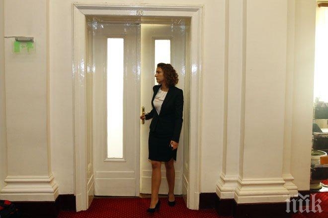 ГЕРБ пак си харесаха стаята с кафеварката на Бойко! Стройни пиарки окупираха помещението в парламента