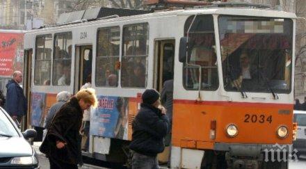 трамвай автобус сблъскаха трима души пострадаха