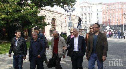 атака напусна консултациите президента