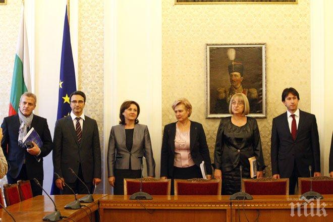 Три герберки посрещнаха четирима реформатори за преговорите в парламента (снимки)