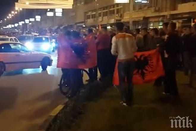 Албанци празнуват в Тетово и Струга прекъсването на мача със Сърбия