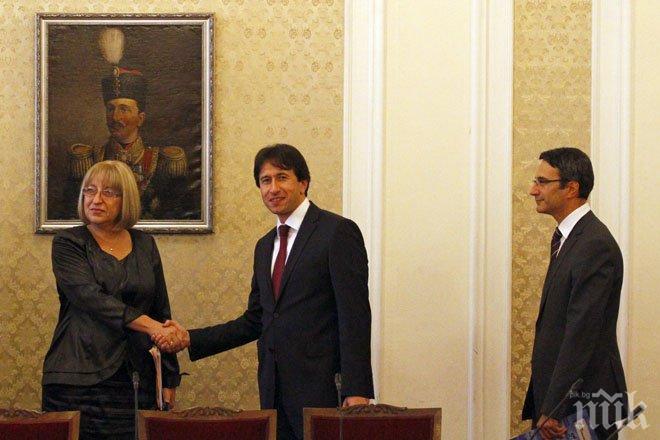 Повече от три часа ГЕРБ и РБ търсят начин да се стиковат за властта