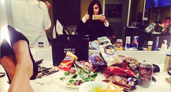 Селена се тъпче с чипс, за да забрави Бийбър (снимки)