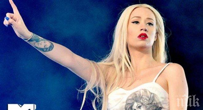 Снуп Дог се изгаври жестоко с колежка (снимка)