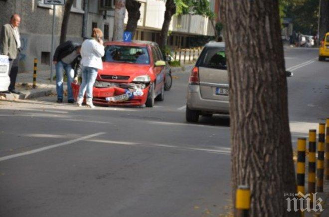 Извънредно! Започнаха катастрофите на новата най-опасна улица във Варна (снимки)