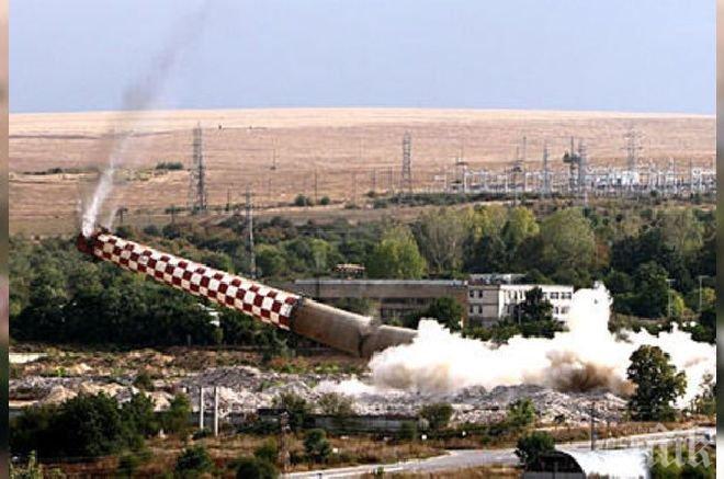 Събориха 120-метров комин пред погледите на десетки любопитни пловдивчани
