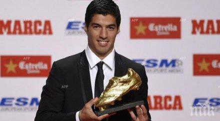 кени далглиш връчи златната обувка луис суарес