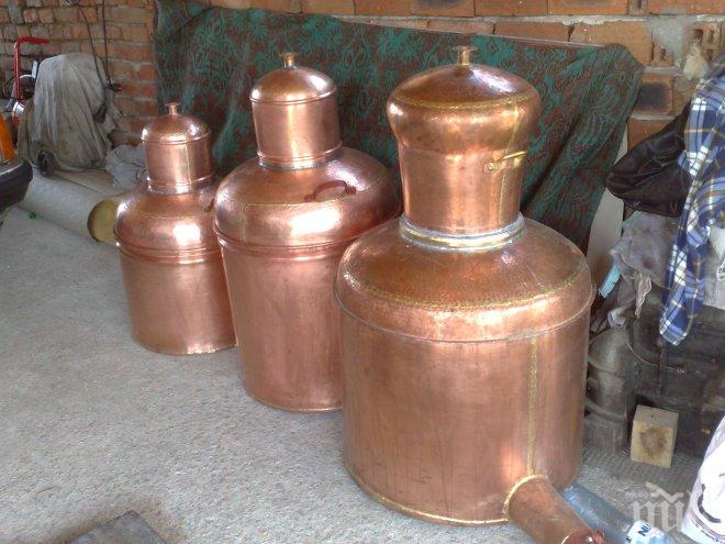 Митничари конфискуваха 240 литра ракия 