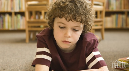 полицаи помогнаха дете напише домашното