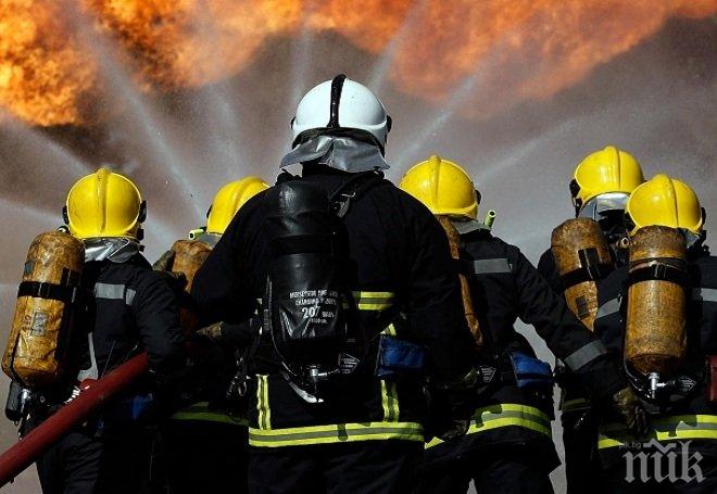 Огнен ад! Два часа пожарникари не могат да се справят с пламнала къща в Добрич