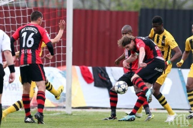 Екшън! Локомотив (Сф) - Ботев (Пд) 2:0 на почивката, бултрасите прекъснаха мача за минути

