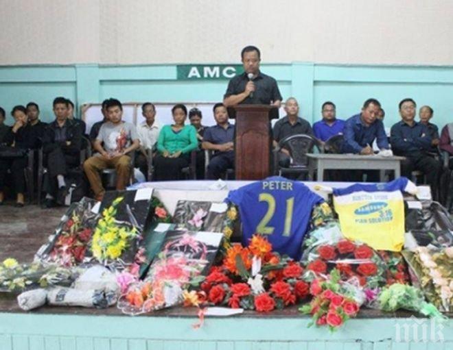 Трагедия: футболист почина след празнуване на гол (видео)

