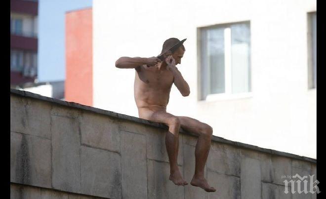 Художник си отряза ухото в знак на протест