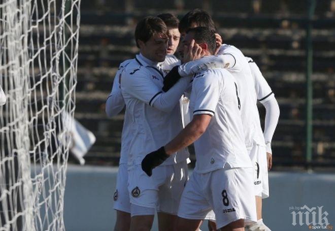 Марек и Славия се вкопчват в люта битка за оцеляване

