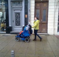 Йоана Буковска разходи близнаците по 