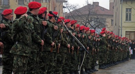 1500 военни напускат