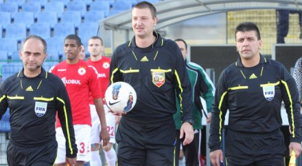 скандалният таско наказан свири мача