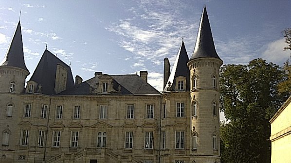 Майстори сринаха погрешка замък на руски бизнесмен във Франция