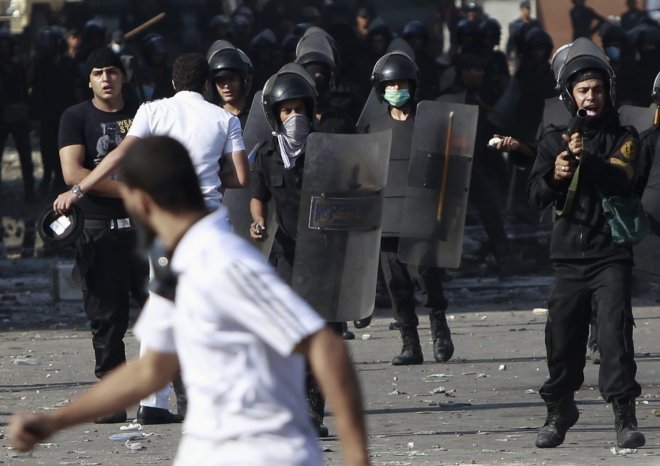 Нови боеве пред президентския дворец в Кайро