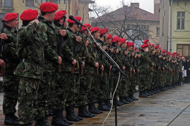 1500 военни напускат 