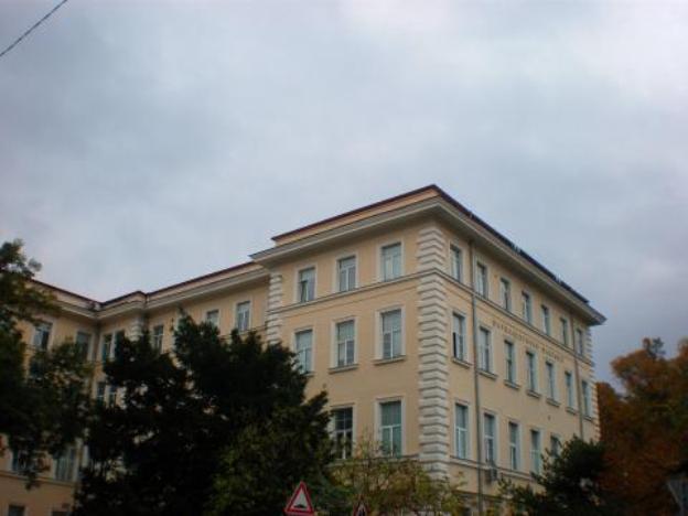 Падна покривът на факултета по журналистика