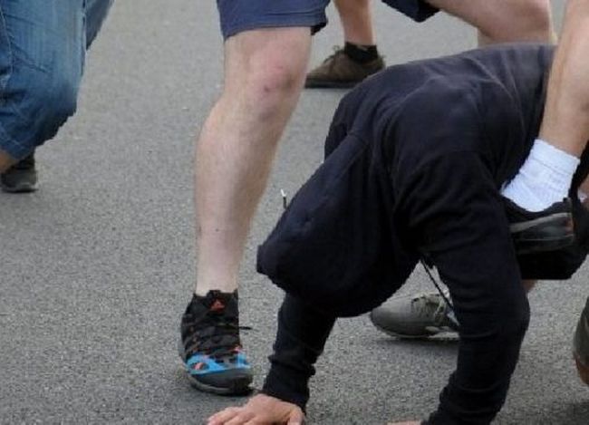 Ученици си спретнаха масово меле пред баничарница