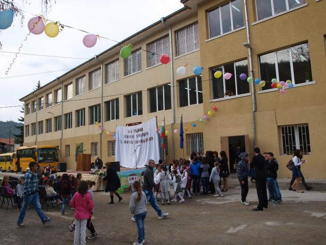 Майка преби второкласници във Враца, закачали сина й