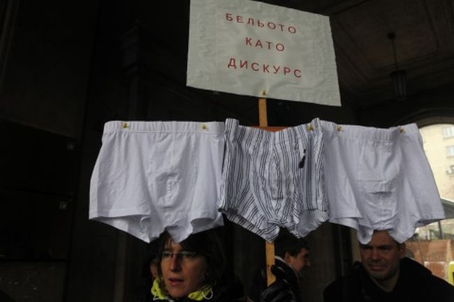 Бомбардират с домати и непрани гащи министър Игнатов