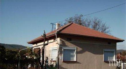 филм ужасите брестница убийците старицата оставили парче месо бодливата тел портата