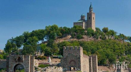 стъклен лифт качва туристи трапезица