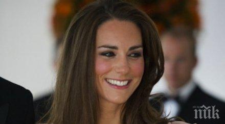 херцогиня кейт показа крака коремче снимка