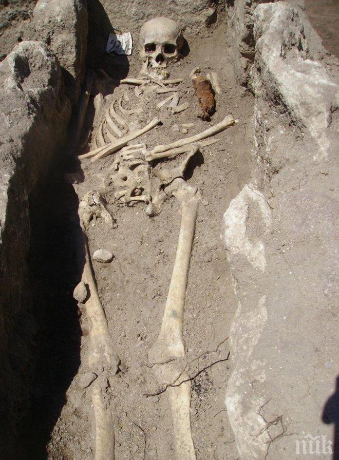 Откриха скелет на дете с вързани крака