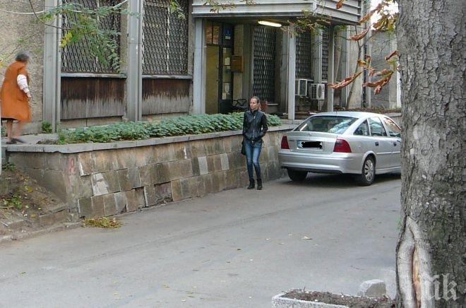 Само в ПИК! Млада шофьорка от София прати чистачка на НАП в „Пирогов”! (снимки)