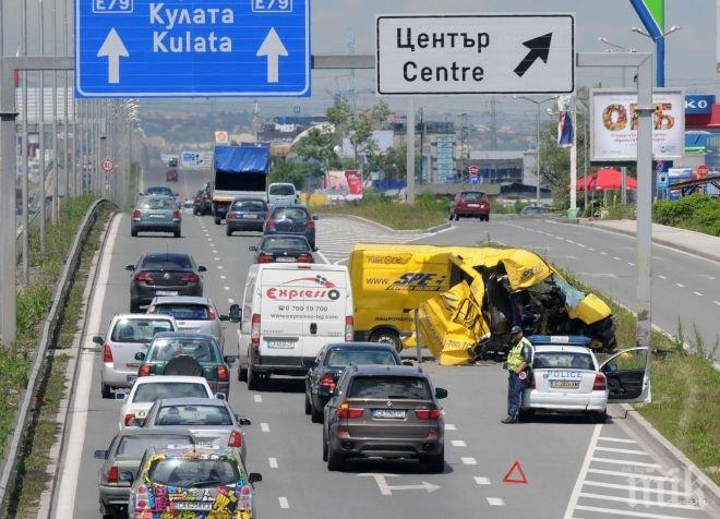 Първо в ПИК! Зрелищна катастрофа затапи Околовръстното в София