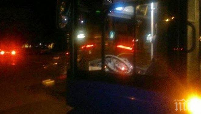 Екшън в „Меден рудник”! Местен „батка” с БМВ извади бухалка, натроши автобус на градския транспорт