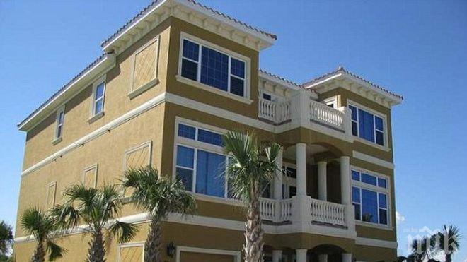 Строители погрешка вдигнаха 3-етажна къща в чужд двор