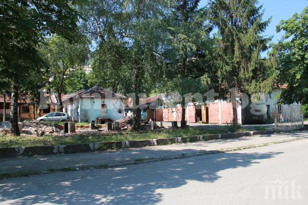 Събарят сградите на бившето ХЕИ във Враца
